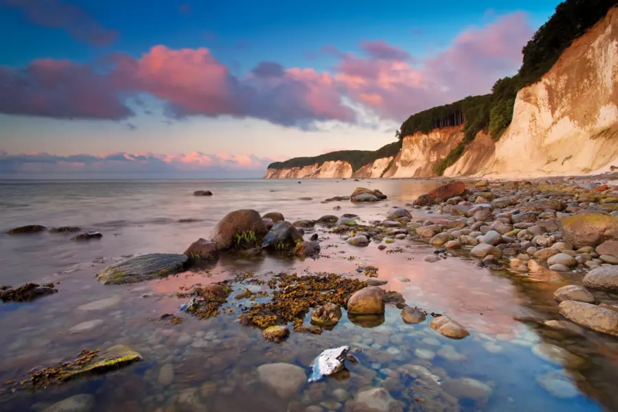 Chalk_cliff_on_the_island_Rügen_2.png