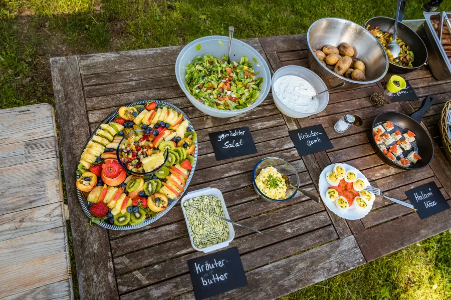 Mittagsbuffet_auf_dem_Ferienbauernhof_MV-T_Tiemann.jpg